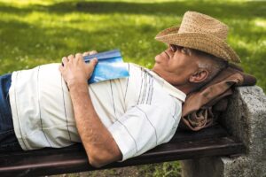Ngủ trưa nhiều có liên quan đến Alzheimer? Chuyên gia giải thích mối liên hệ đáng chú ý
