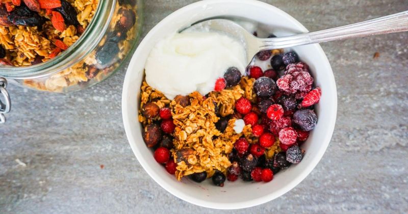 Món Ăn Cho Người Tiểu Đường: Giải Pháp Dinh Dưỡng Lành Mạnh 21 Sữa Chua Kèm Trái Cây Và Granola
